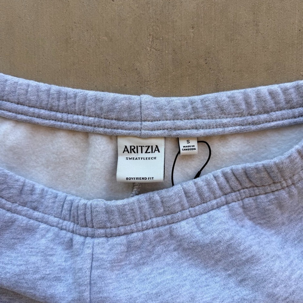 Aritzia Sweatfleece Cozy Boyfriend Shorts Heather Gray Women's Size Small NWT - Picture 5 of 8